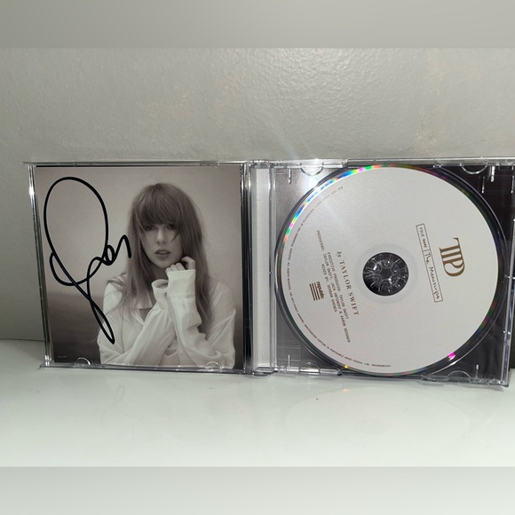 Taylor Swift Signed CD The Tortured Poets Department TTPD Autographed In Hand 🔥 - Picture 4 of 7